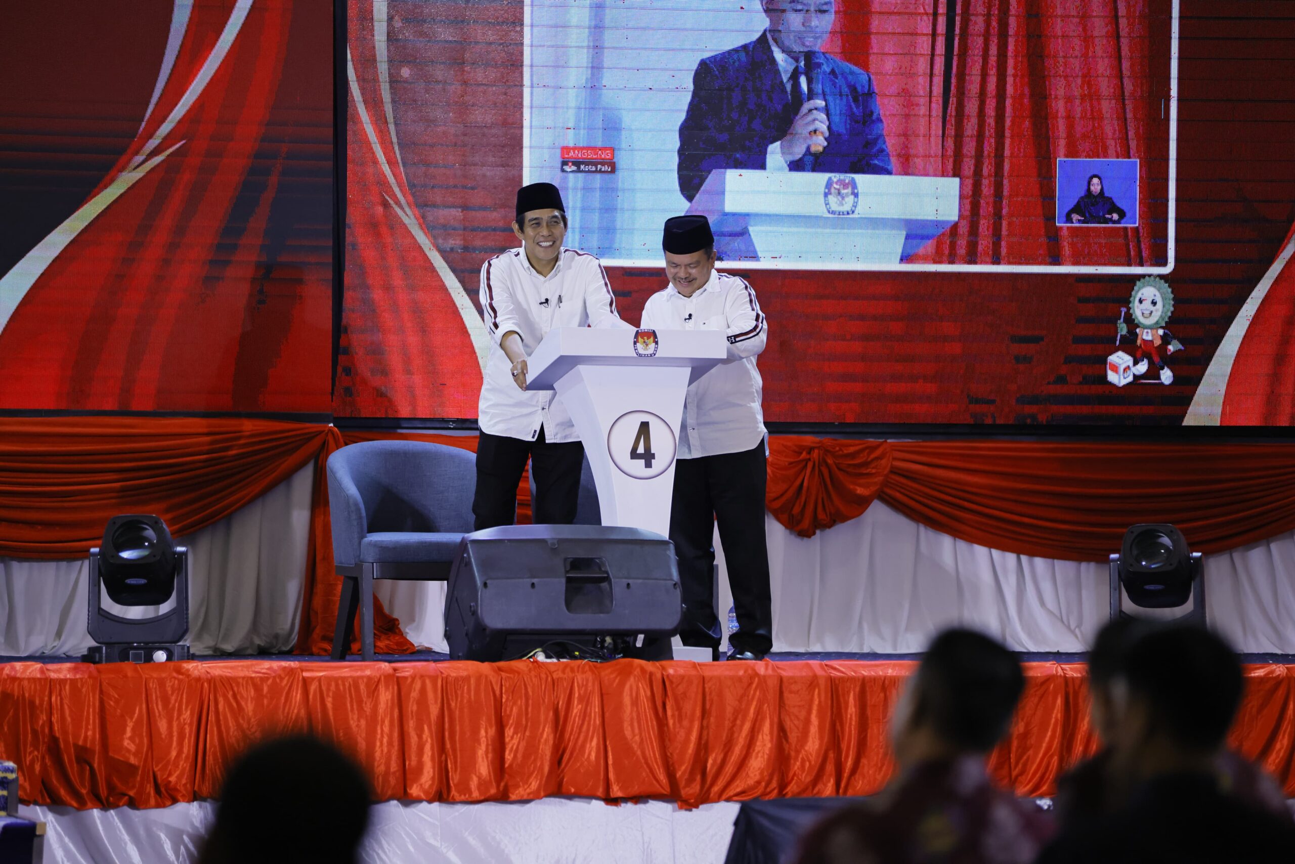 Erwin-Sahid Tampil Elegen di Debat Kandidat Pertama Pilkada Parimo