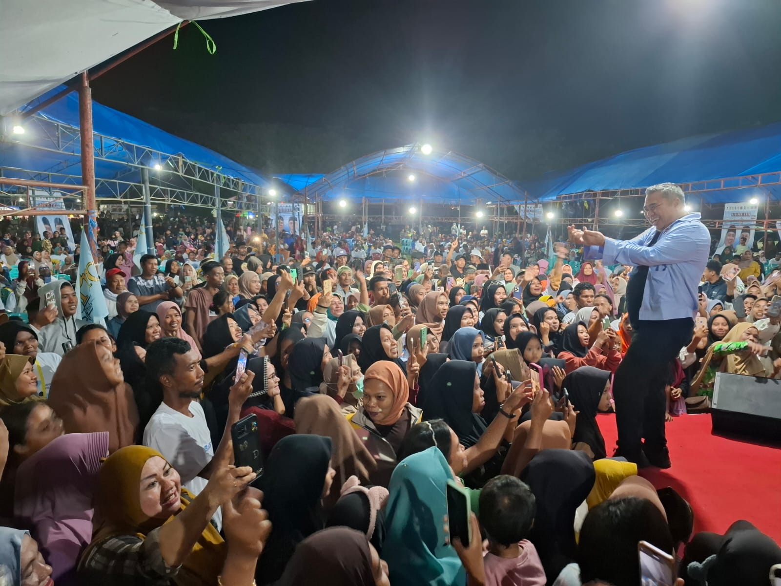 Disukai Warga, Ahmad Ali Dikerumuni Anak-anak hingga Lansia Saat Berkunjung di Morut