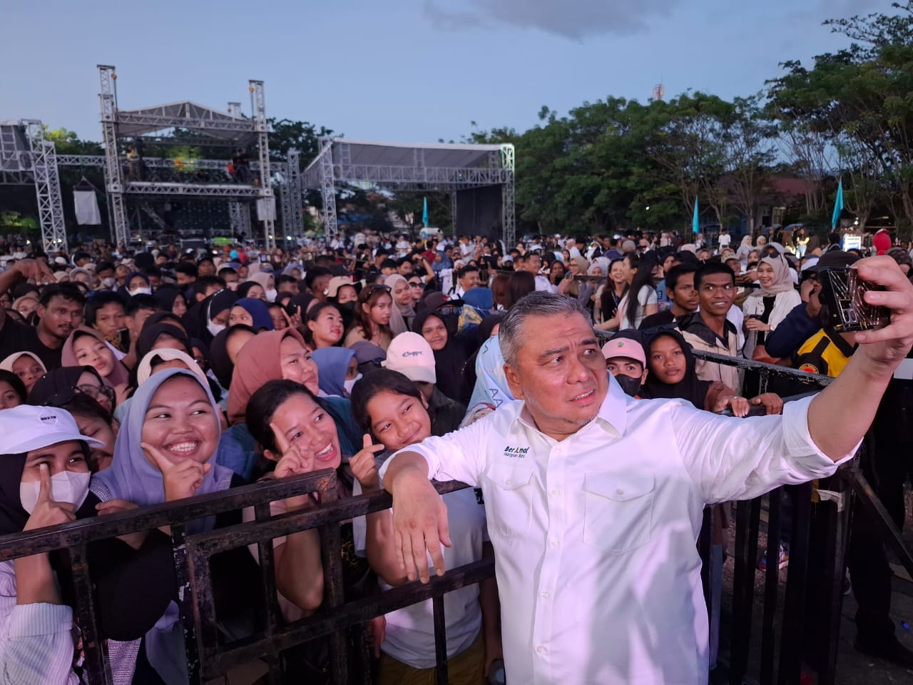 Puluhan Ribu Warga Banjiri Kampanye Terakhir BERAMAL di Kota Palu