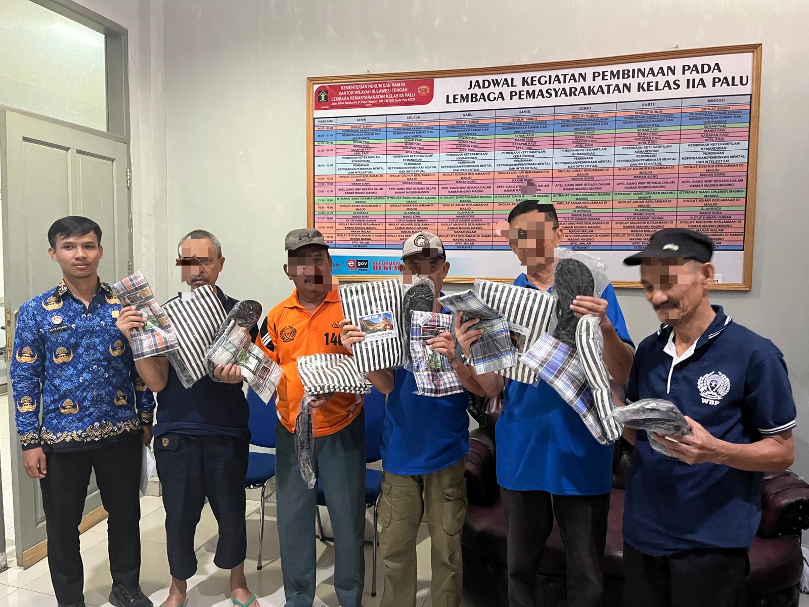 Lapas Palu Bagikan Susu dan Kebutuhan Dasar ke Wabin Kelompok Rentan