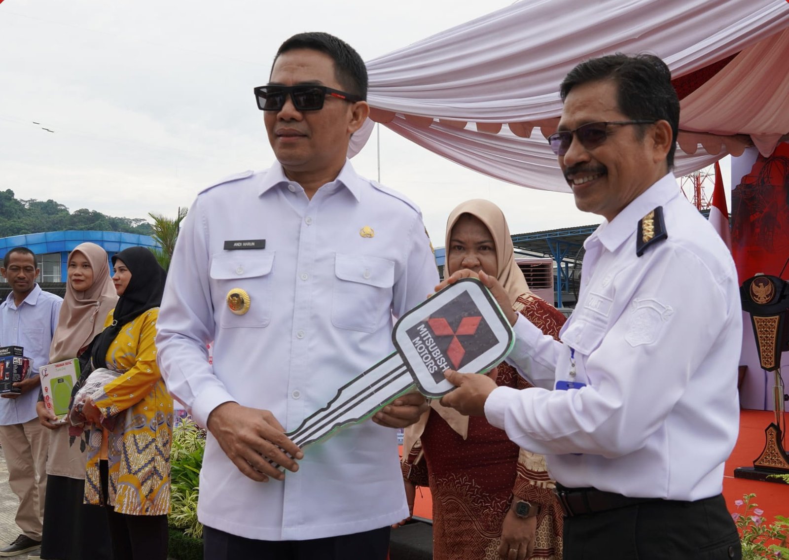 Andi Harun Serahkan Bantuan Propebaya untuk Samarinda Ilir