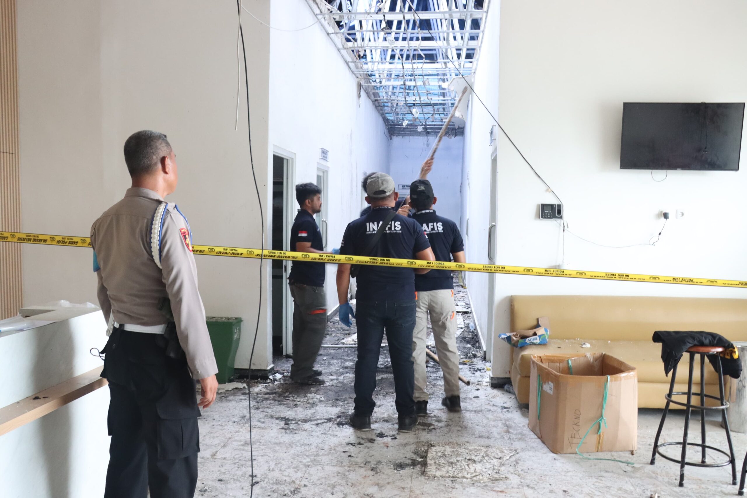 Tim Labfor Makassar Olah TKP Kebakaran Kantor KPUD Morowali