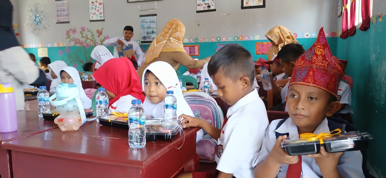 180 Siswa di Parimo Antusias Ikuti Uji Coba Sarapan Bergizi Gratis