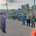 Kapolsek Pagimana Serahkan Bantuan Pelampung ke Kapal Penyeberangan