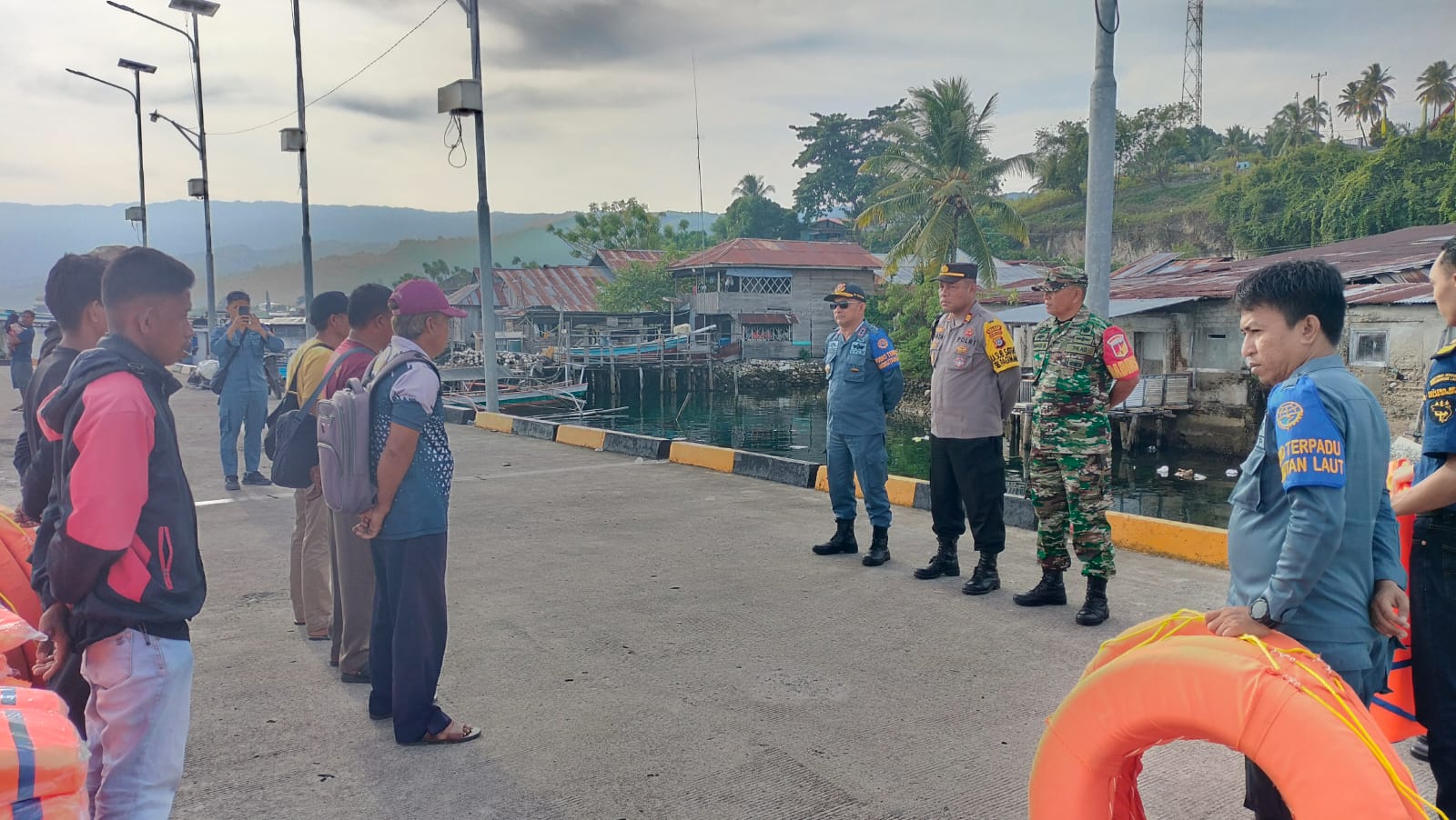 Kapolsek Pagimana Serahkan Bantuan Pelampung ke Kapal Penyeberangan