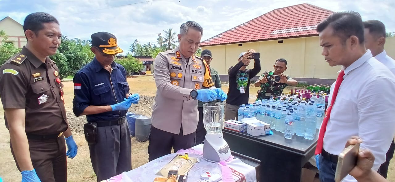 Polres Parimo Musnahkan Ratusan Liter Miras dan 20 Paket Sabu