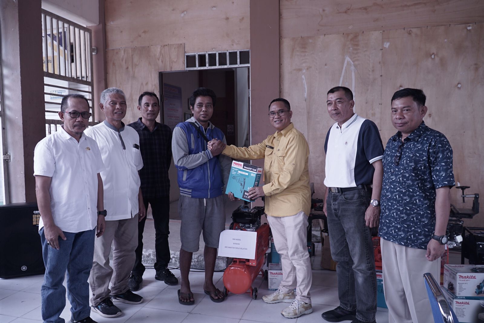 Wabup Samuel Serahkan Bantuan Peralatan ke Pelaku IKM di Sigi
