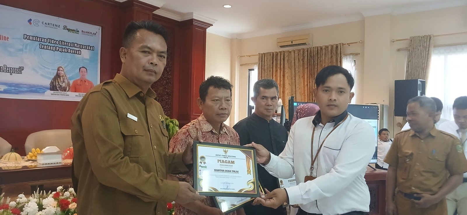 Pemdes Tolai Terima Penghargaan Atas Kontribusinya dalam Realisasi Pajak