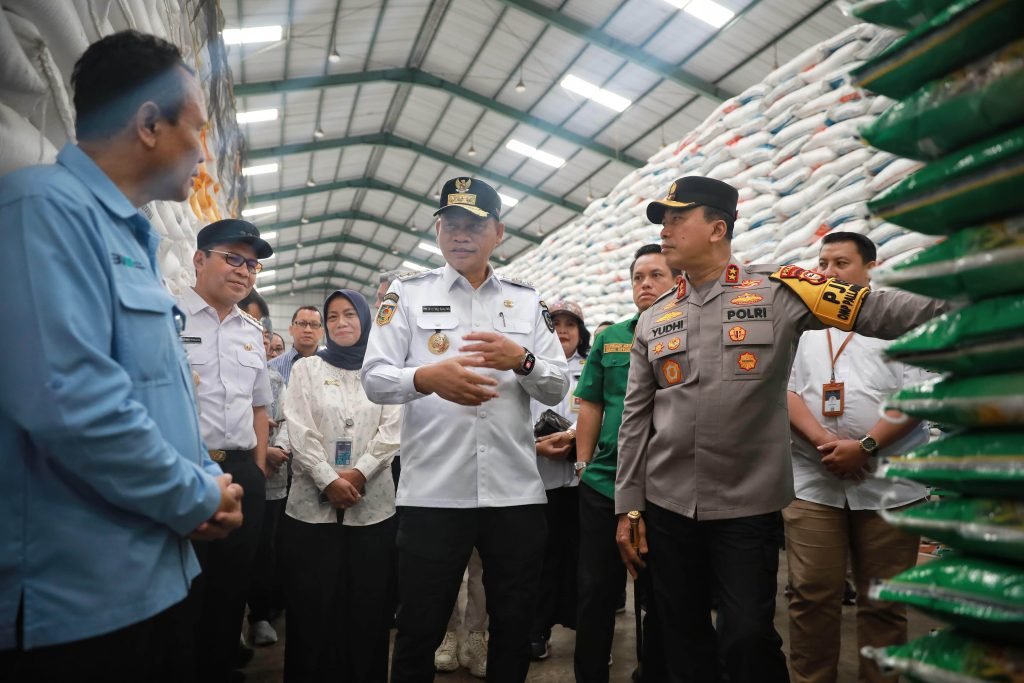 Cek Ketersediaan Beras, Pj Gubernur Sulsel Tinjau Gedung Bulog Panaikang