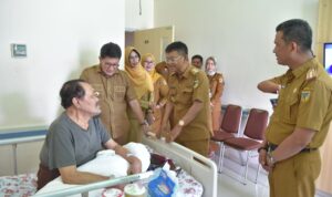 Besuk Mantan Gubernur Sulteng, Rusdy Mastura: Beliau Senior yang Berjasa