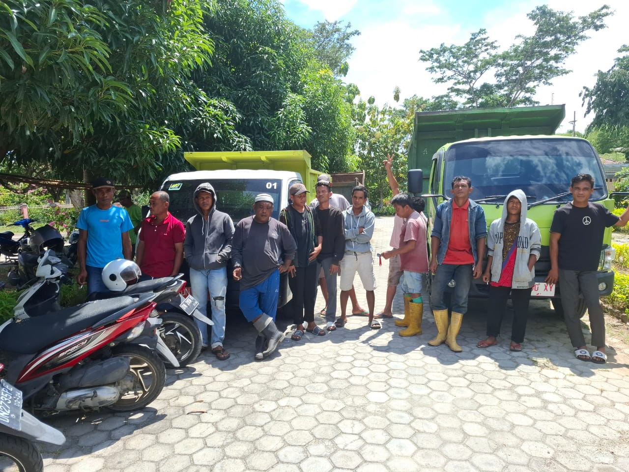 Petugas Sampah DLH Parimo Gelar Aksi Mogok Kerja