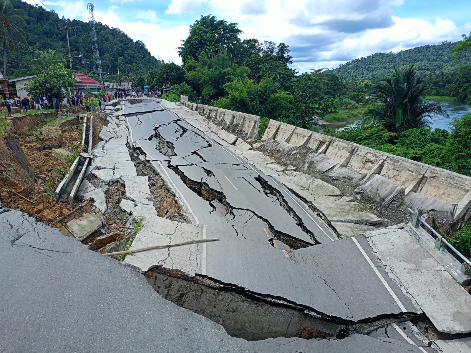 Jalan Trans Sulawesi di Watuawu Poso Putus Total Akibat Longsor