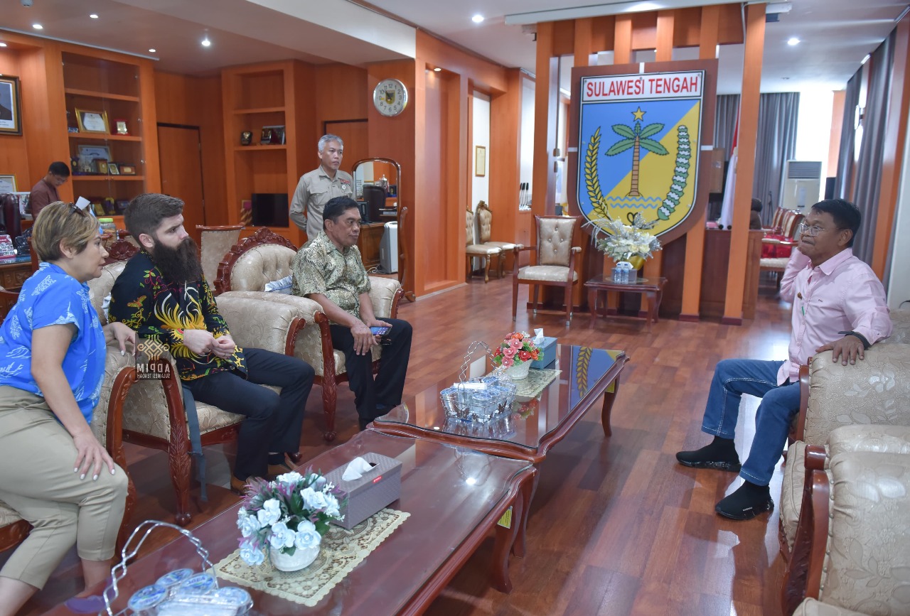 Gubernur Sulawesi Tengah H Rusdy Mastura menerima audiensi dari koordinator Festival Persahabatan, Jakob Wendesten di ruang kerjanya, Kota Palu, Jum’at, 31 Januari 2025. (Foto: Ist)