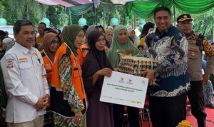 BAZNAS RI Salurkan Bantuan Sembako untuk Korban Banjir di Makassar dan Maros