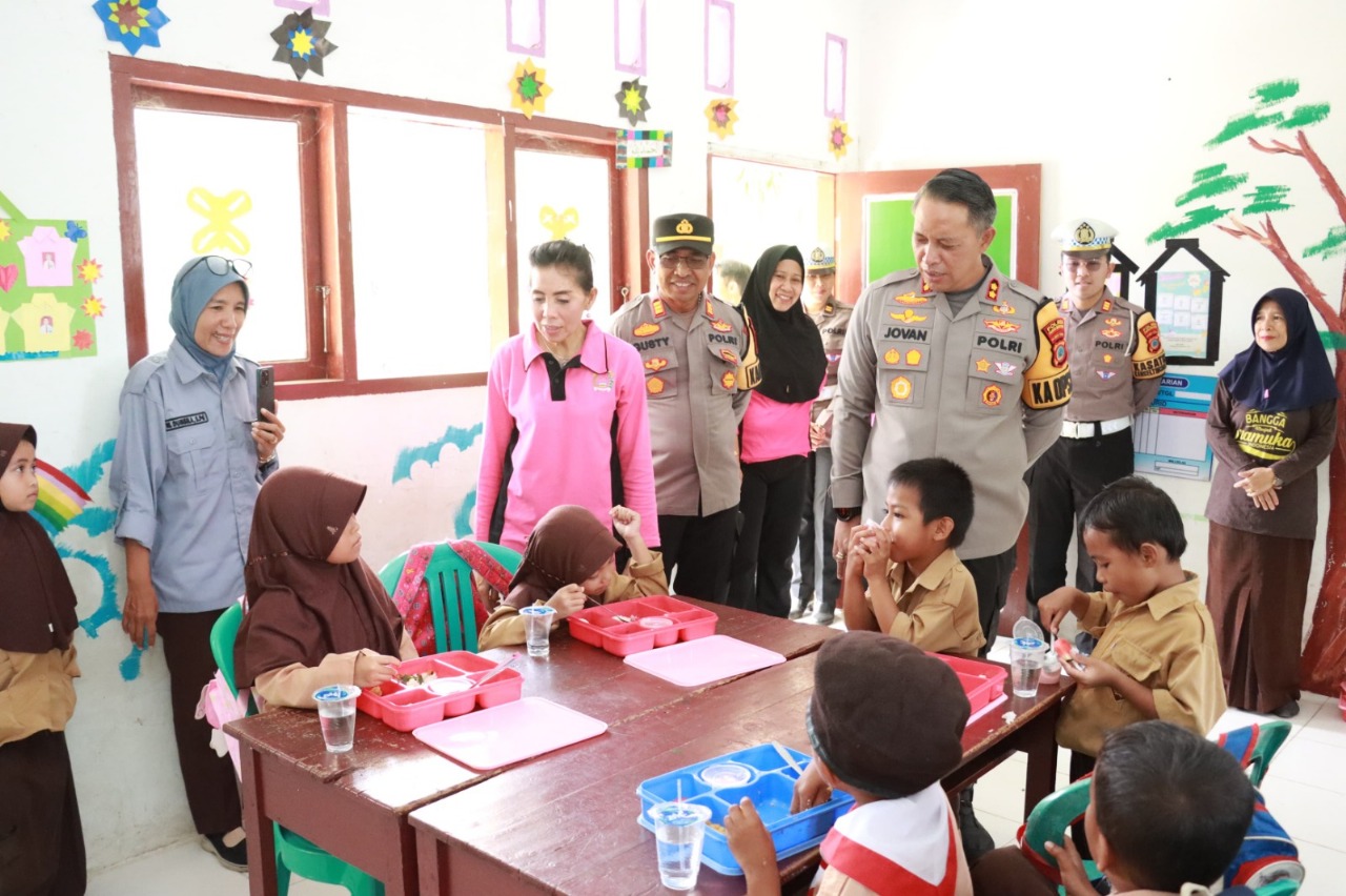 Polres Parimo Bagikan Paket Makan Bergizi Gratis di SDN Inti Pangi