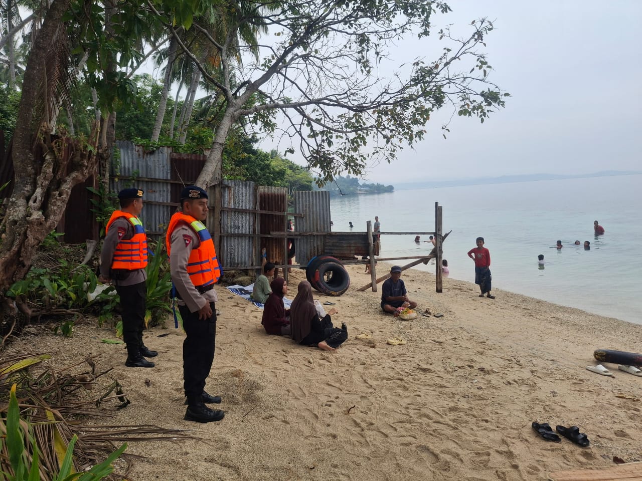 Tim SAR Brimob Sulteng Gelar Patroli Keselamatan di Pantai Poso