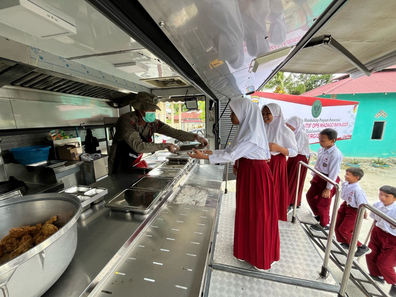 Satgas Madago Raya Bagikan Asupan MBG ke Siswa MI DDI Masamba Poso