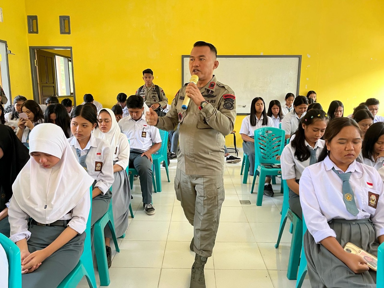 Ratusan Siswa dan Masyarakat Antusias Ikut Hipnoterapi di Poso