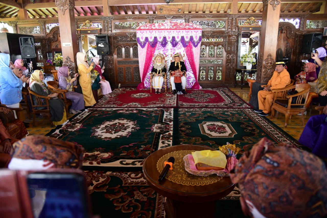 Wakil Gubernur Gorontalo Idah Syahidah Jalani Prosesi Adat Moolopu