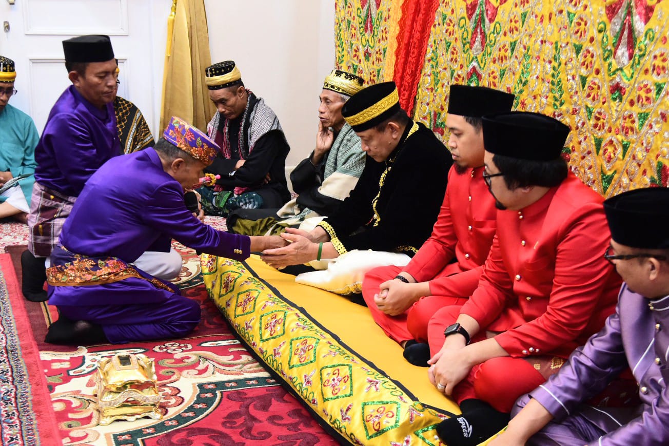 Gubernur Gorontalo Jalani Prosesi Adat Moloopu