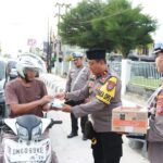 Berbagi Berkah di Bulan Suci Ramadan, Polres Banggai Bagikan Takjil ke Pengguna Jalan