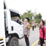 Jelang Buka Puasa, Kapolres Parimo Bagikan Takjil ke Pengendara Bermotor