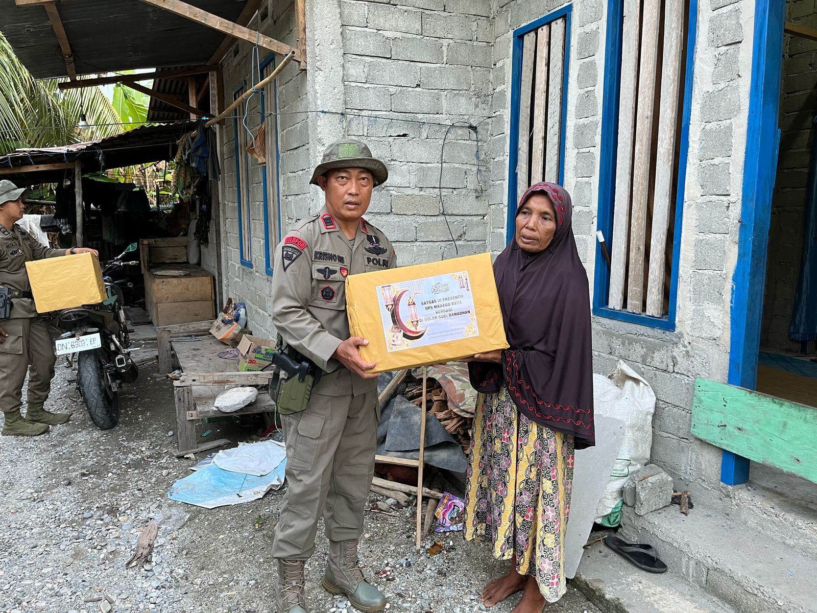 Wujud Kepedulian, Satgas Madago Raya Berbagi Sembako ke Warga Poso