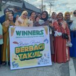 Berkah Ramadan, Winners Bagikan Takjil untuk Warga Parigi