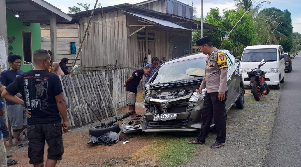 Diduga Lepas Kendali, Mobil Toyota Calya dan Mitsubishi Box Saling Tabrak