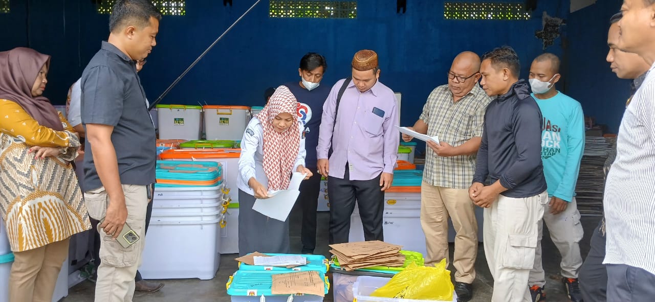 KPU Parimo Buka Kotak Suara Pilkada Parimo