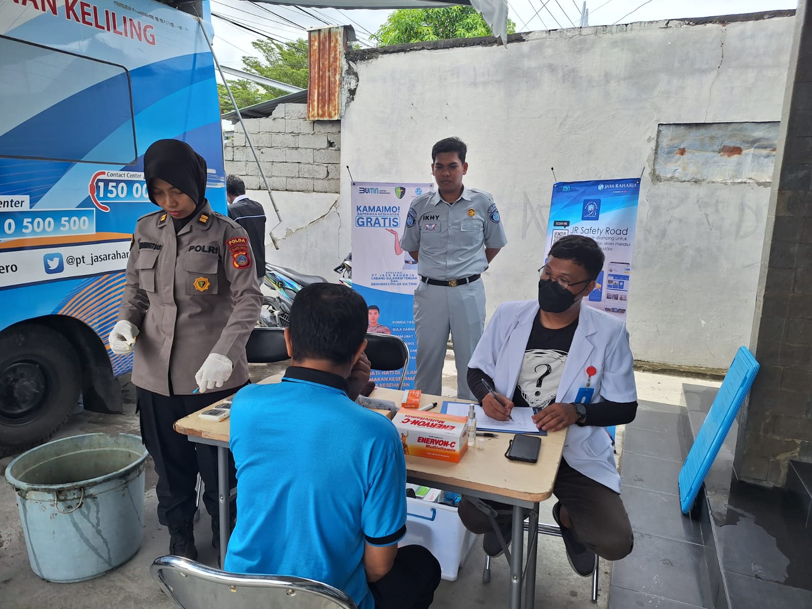 Polda Sulteng dan Jasa Raharja Berikan Layanan Kesehatan Gratis Bagi Pemudik