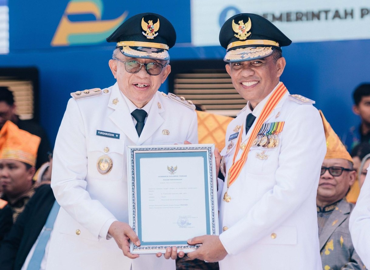 Momen HUT-61 Sulteng, Pemda Banggai Terima Penghargaan UHC Kategori Pratama