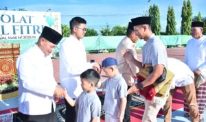 Kapolda Sulteng Salat Idulfitri dengan Masyarakat Kota Palu Kapolda Sulteng Salat Idulfitri dengan Masyarakat Kota Palu