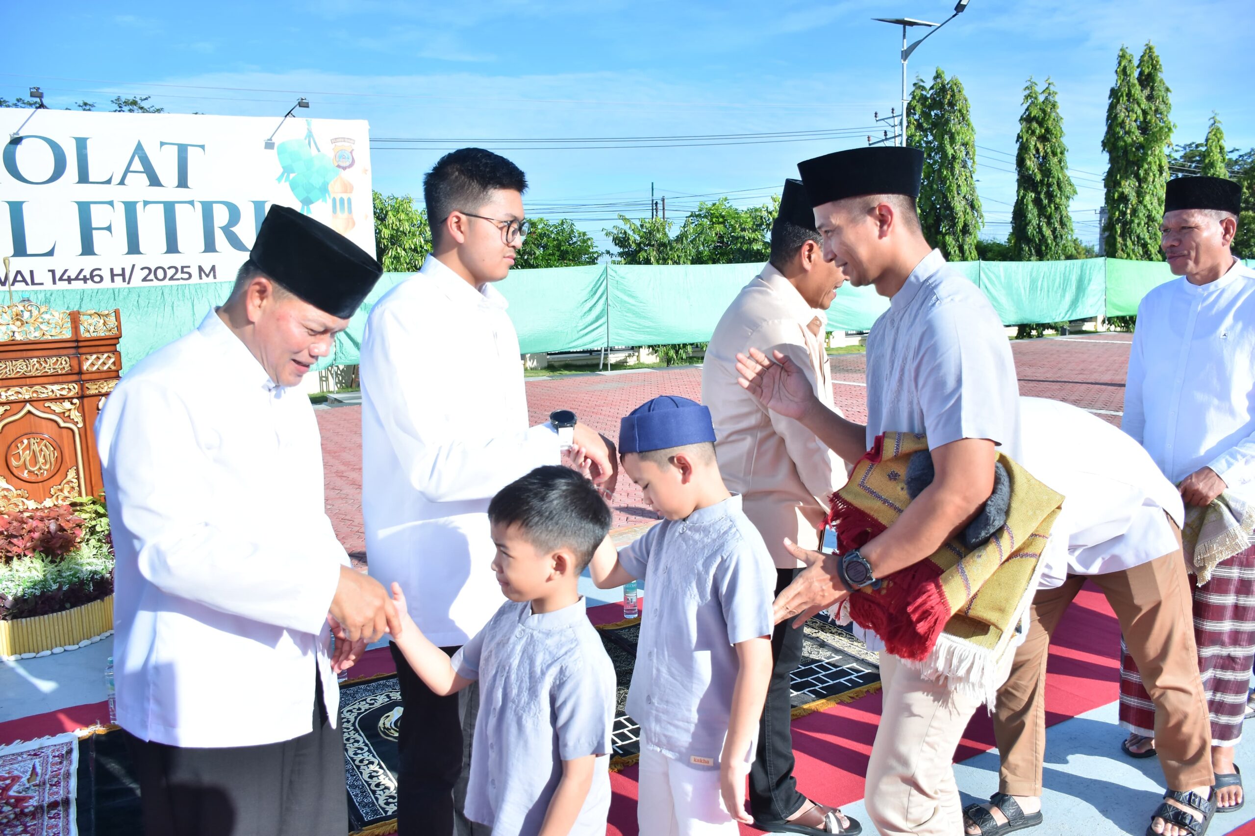 Kapolda Sulteng Salat Idulfitri dengan Masyarakat Kota Palu