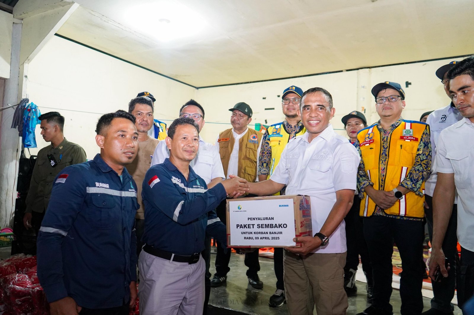 Kunker ke Morut, Gubernur Sulteng Serahkan Bantuan ke Penyintas Banjir