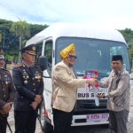 Pemda Parimo Serahkan Bantuan Bus Sekolah ke Pemdes Kotaraya