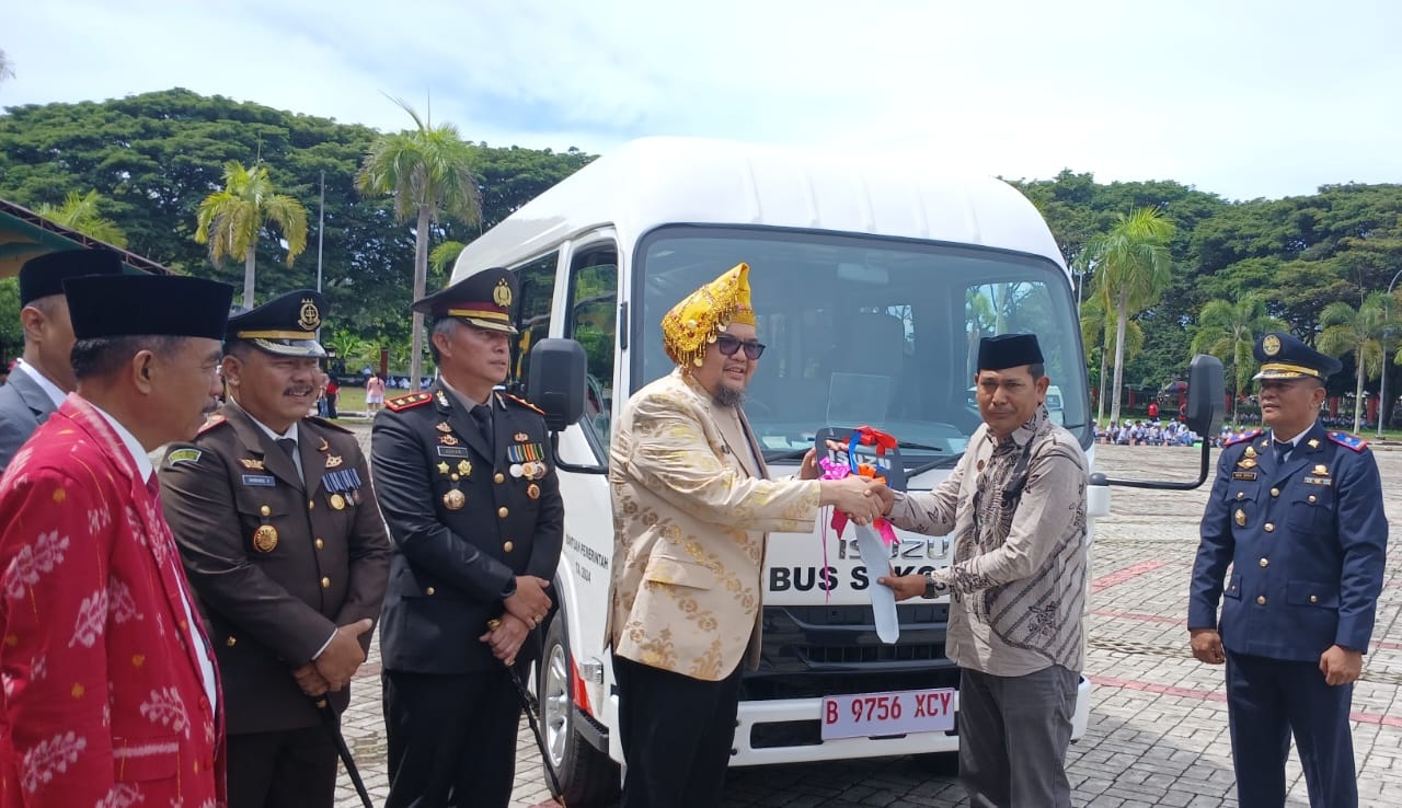 Pemda Parimo Serahkan Bantuan Bus Sekolah ke Pemdes Kotaraya