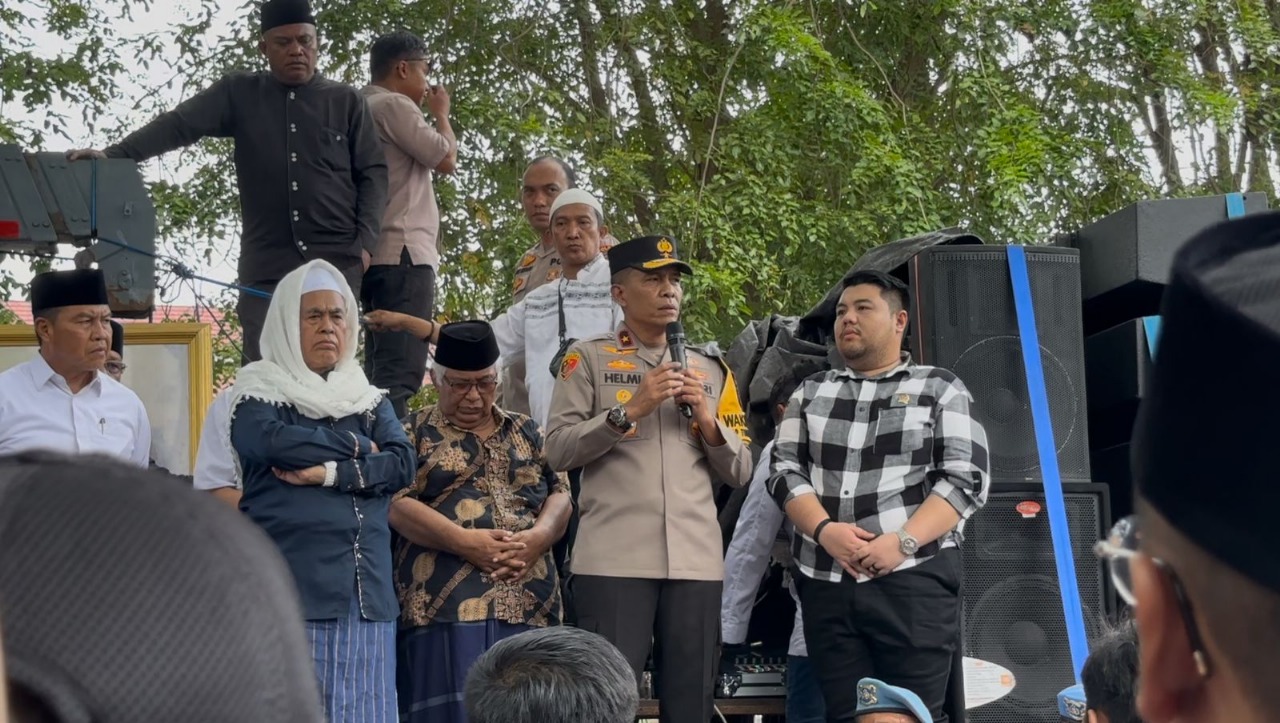 Temui Massa Aksi Bela Guru Tua, Wakapolda Sulteng: Serahkan Sepenuhnya ke Kepolisian