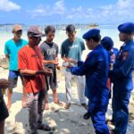Polres Touna Serahkan Bantuan Alat Pancing ke Nelayan