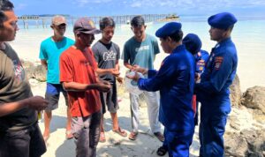 Polres Touna Serahkan Bantuan Alat Pancing ke Nelayan