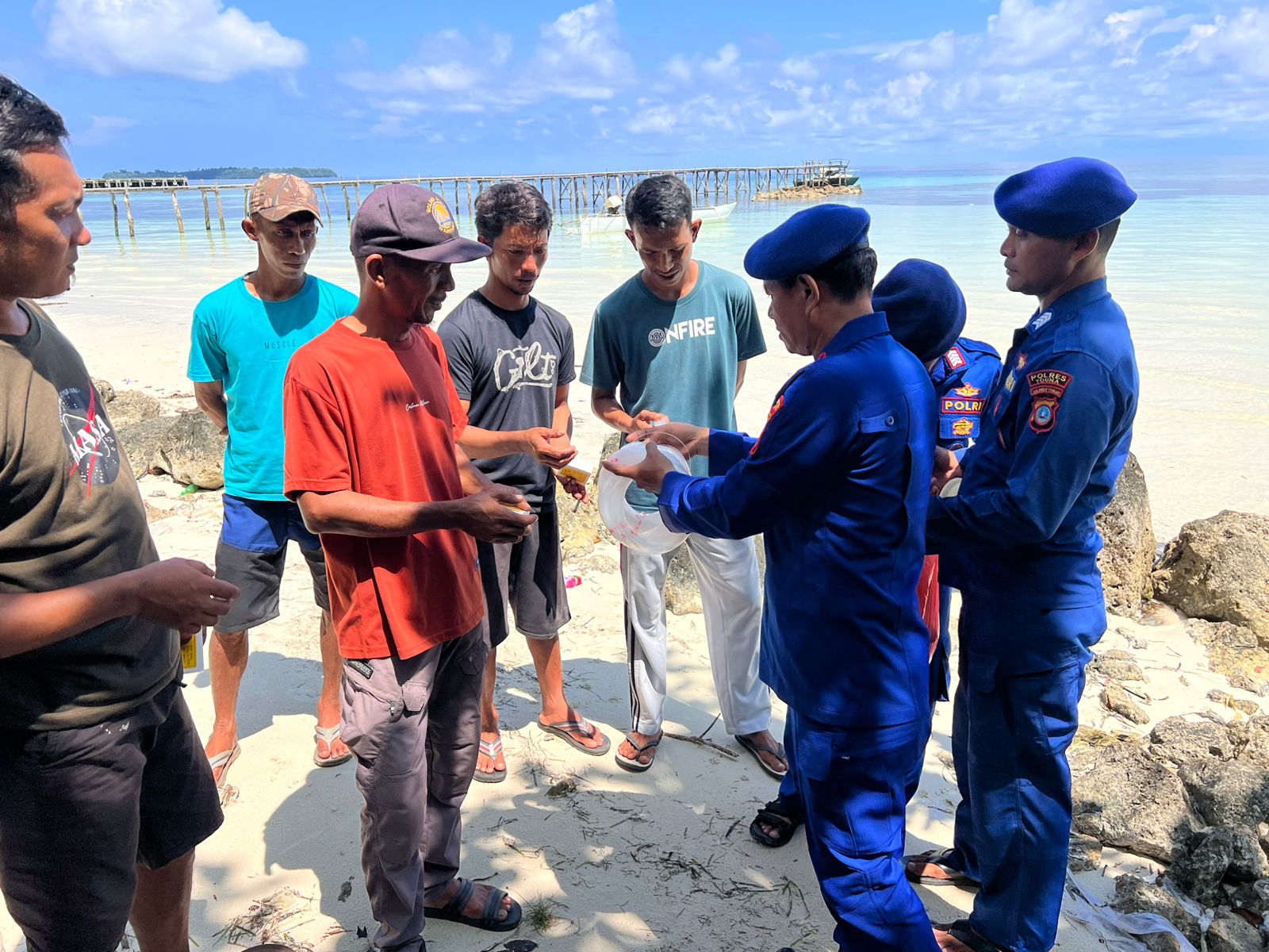 Polres Touna Serahkan Bantuan Alat Pancing ke Nelayan