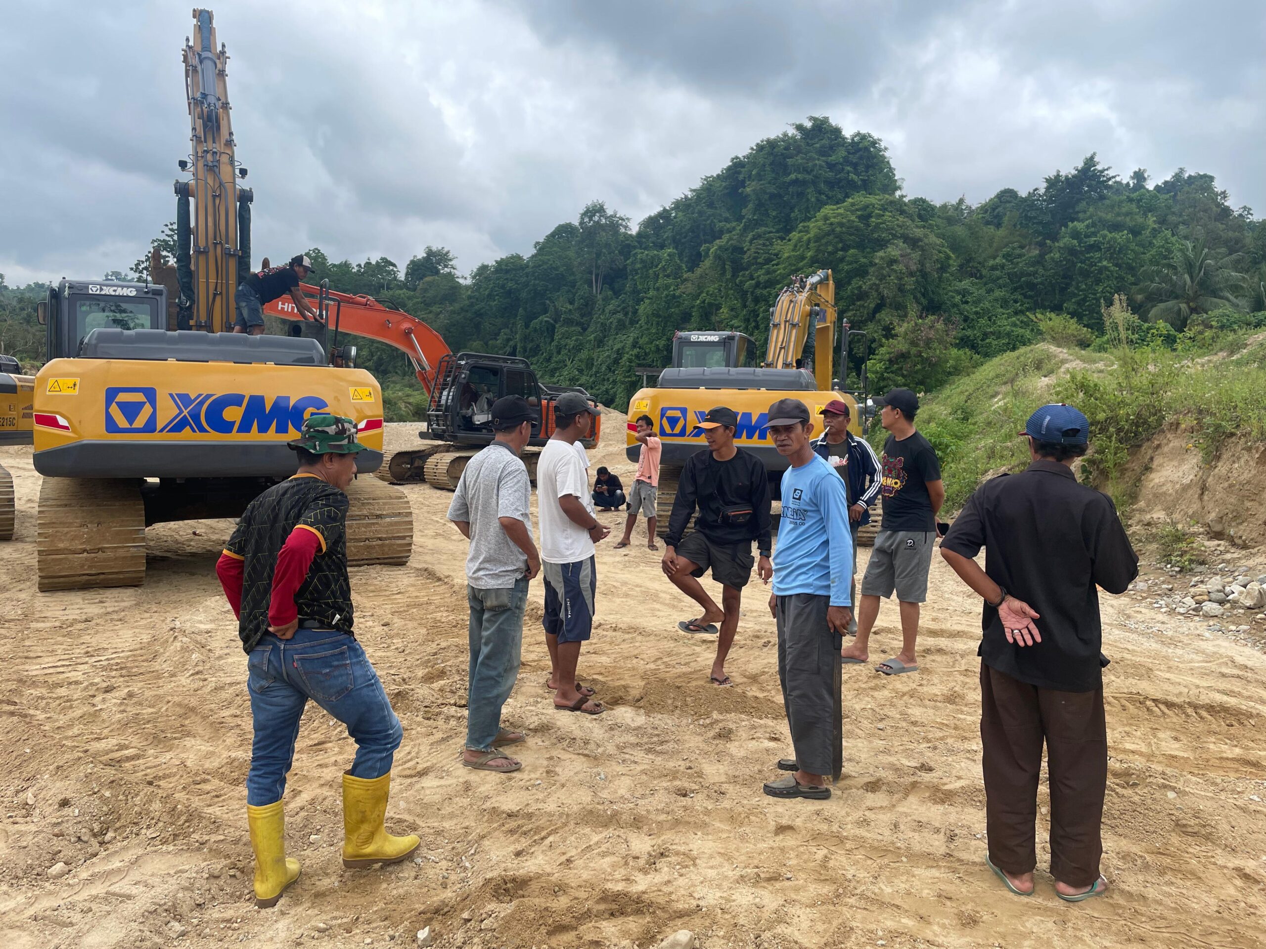 Warga Tertibkan Alat Berat di Lokasi Tambang Emas Kayuboko