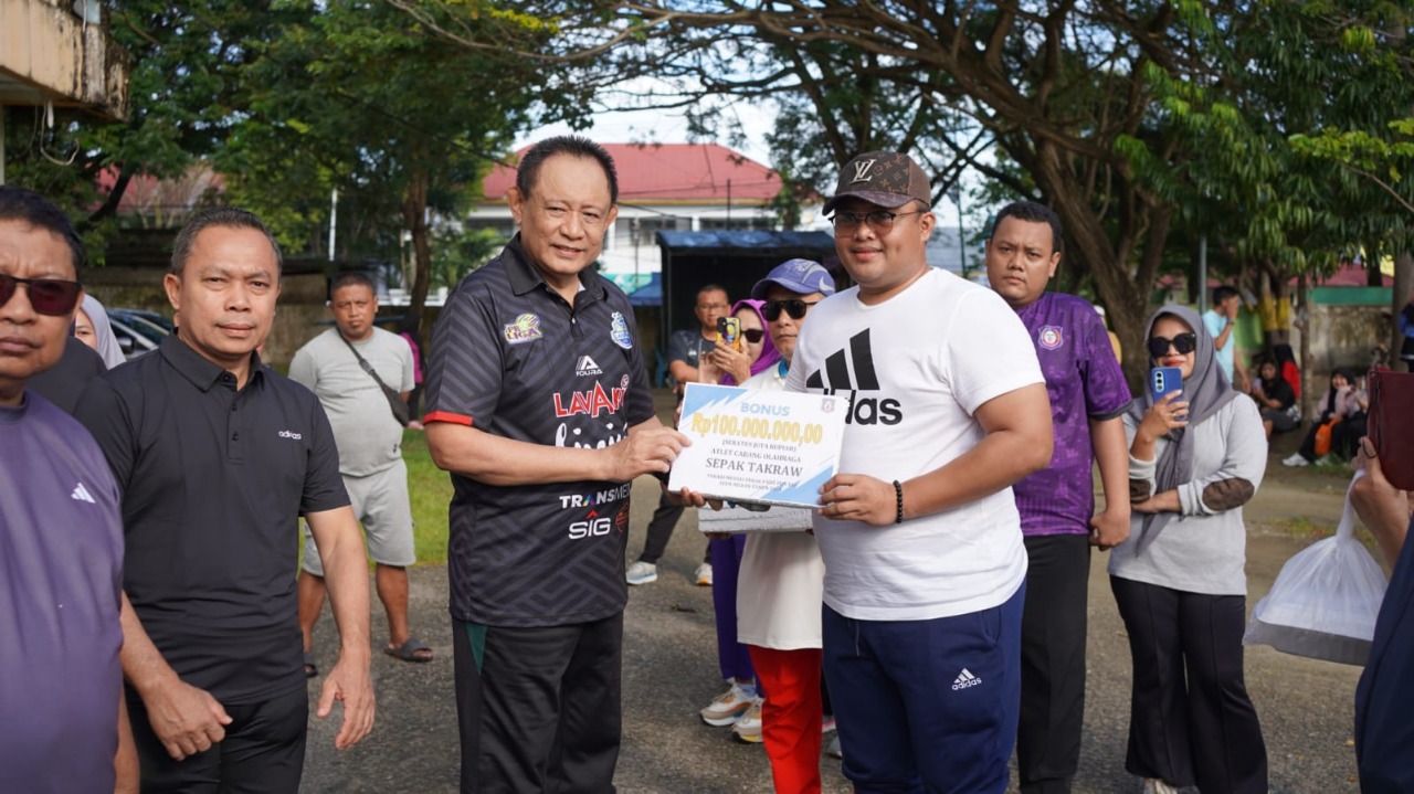 Gusnar Serahkan Sisa Bonus ke Atlet Berprestasi PON Aceh-Sumut