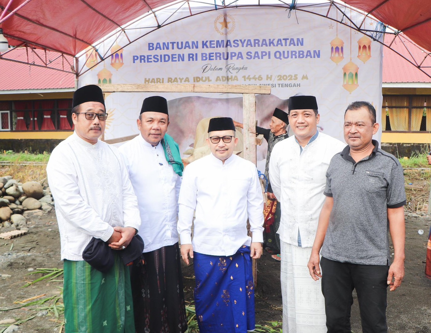 Bupati Amirudin Salurkan Hewan Kurban Presiden ke Warga Banggai