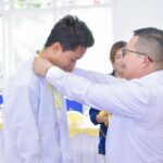 Bupati Banggai, H Amirudin saat menyematkan tanda peserta kepada salah satu pemuda yang akan mengikuti pelatihan pengelasan 6G di Batam, dalam acara pelepasan peserta pelatihan di Luwuk, Jum’at, 13 Juni 2025.