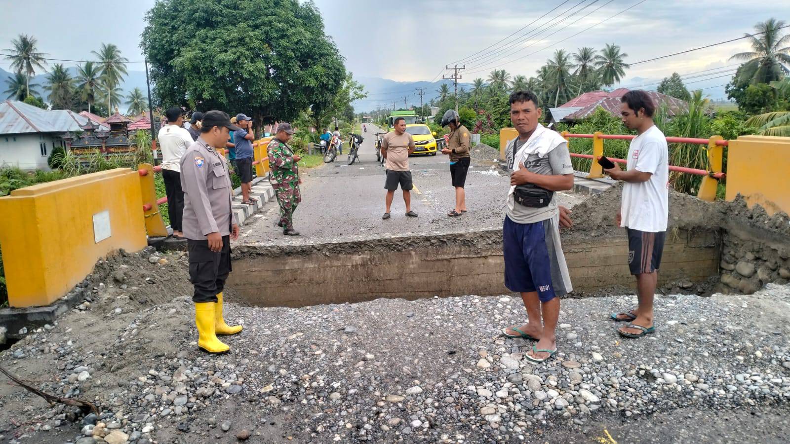Jembatan Trans Sulawesi di Desa Suli Kembali Amblas, Lalu Lintas Dialihkan