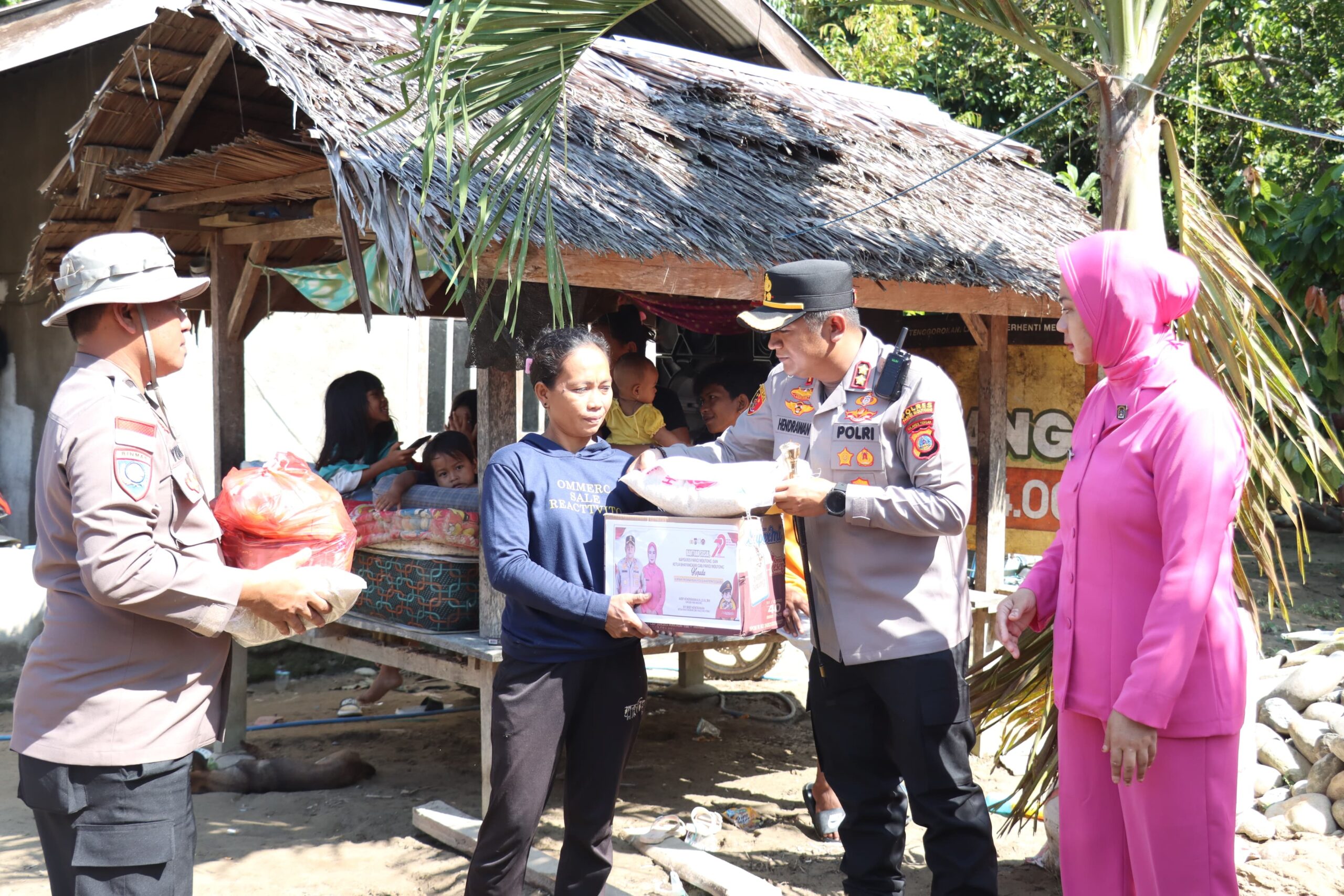 Polres Parimo Salurkan Bantuan untuk Korban Banjir di Sausu