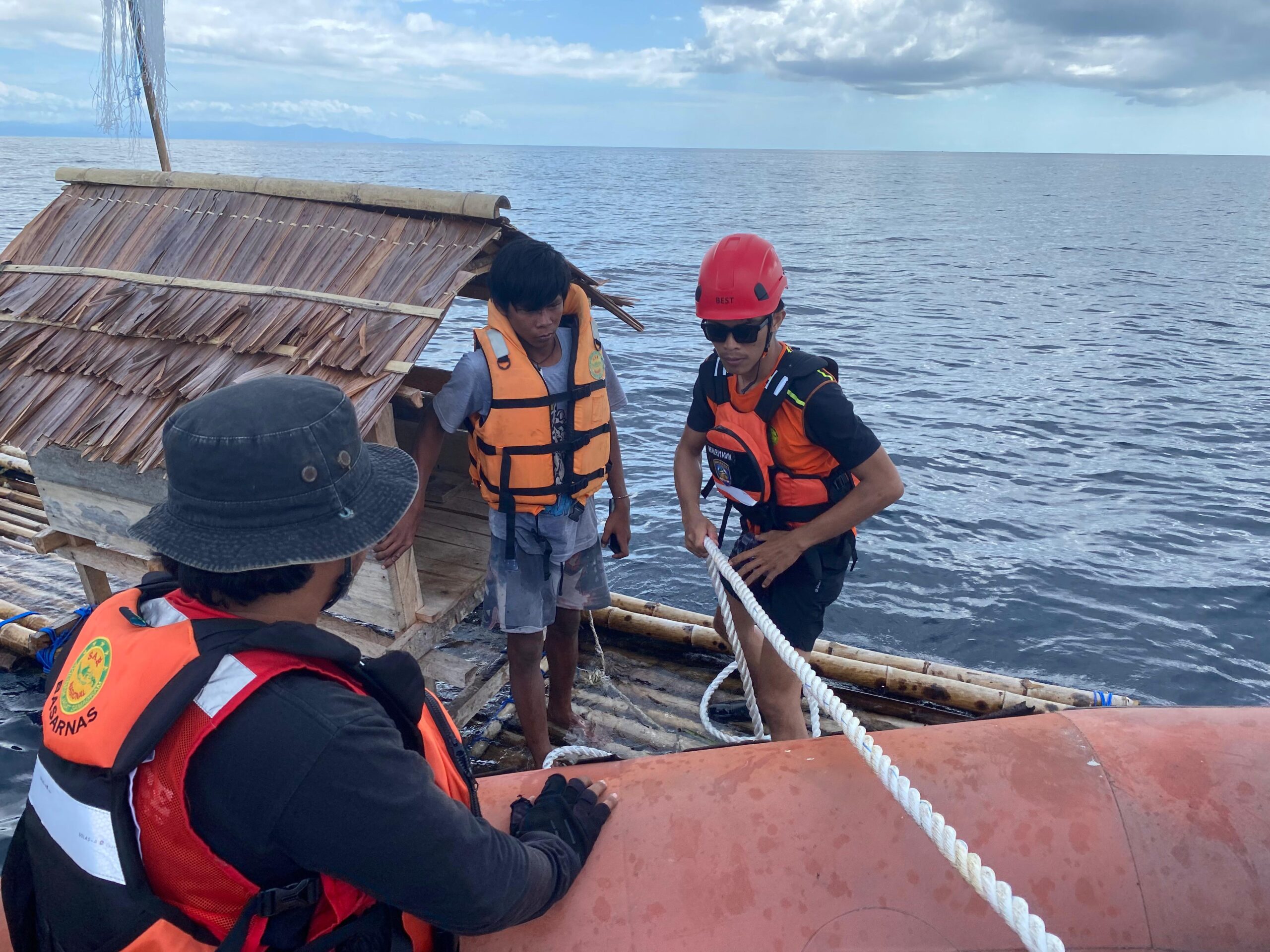 Aksi Nelayan Selamatkan Penumpang Kapal Jatuh di Laut Banggai