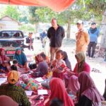 Matindas Soroti Ketiadaan Dinkes Saat Kunjungi Korban Banjir di Parimo