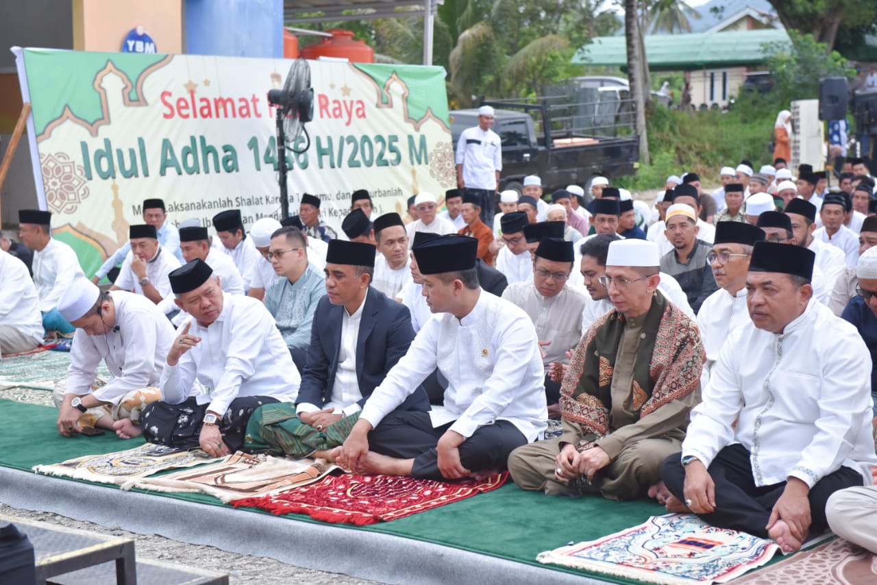 Mentrans dan Gubernur Sulteng Salat Idul Adha di Sigi, Serahkan Sapi Kurban Presiden